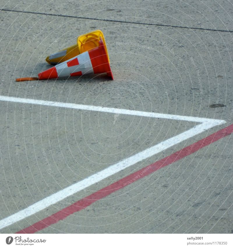 auf Arbeit | Pause... Verkehr Luftverkehr Flughafen liegen alt kaputt Verkehrsleitkegel Asphalt Fahrbahnmarkierung Klebeband Bodenbelag umgefallen 2