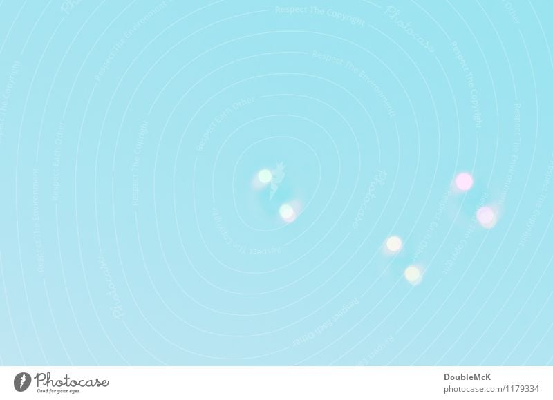 Unscharfe Seifenblasen am wolkenlosen Himmel Kindheit Wolkenloser Himmel Wasser fliegen Flüssigkeit rund blau Freude Bewegung Freiheit Leichtigkeit Luft dezent