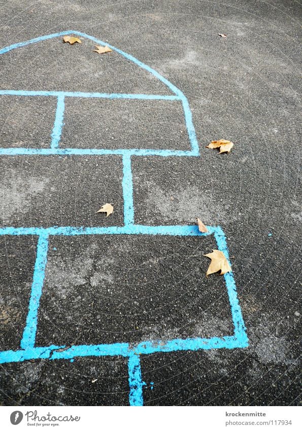 Himmel & Hölle Asphalt Spielen Blatt Herbst hüpfen blau Himmel und Hölle Freude Pausenplatz Schulhof Strassenspiel Hüpfspiel Einsamkeit Kindheit