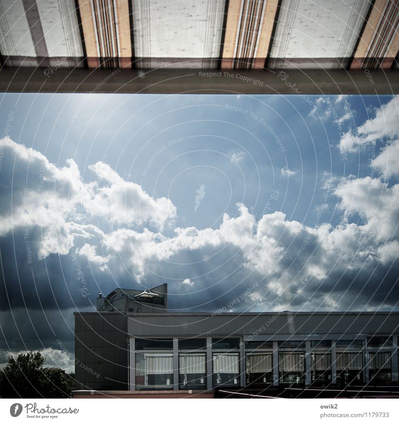 Spremberg Himmel Wolken Schönes Wetter Haus Mauer Wand Fassade Markise Plattenbau leuchten glänzend hell Optimismus Farbfoto Außenaufnahme Menschenleer