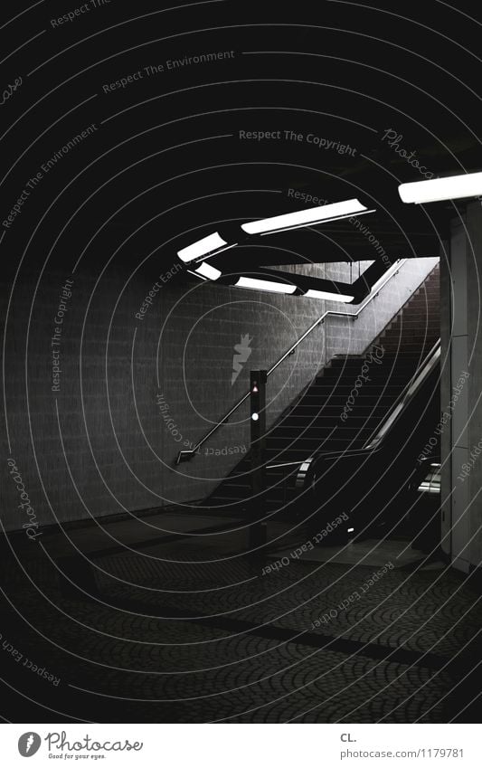 rolltreppe Mauer Wand Treppe Rolltreppe Verkehr Verkehrswege Bahnfahren Wege & Pfade U-Bahn Bahnhof Bahnhofshalle Neonlicht dunkel Stadt stagnierend Ziel