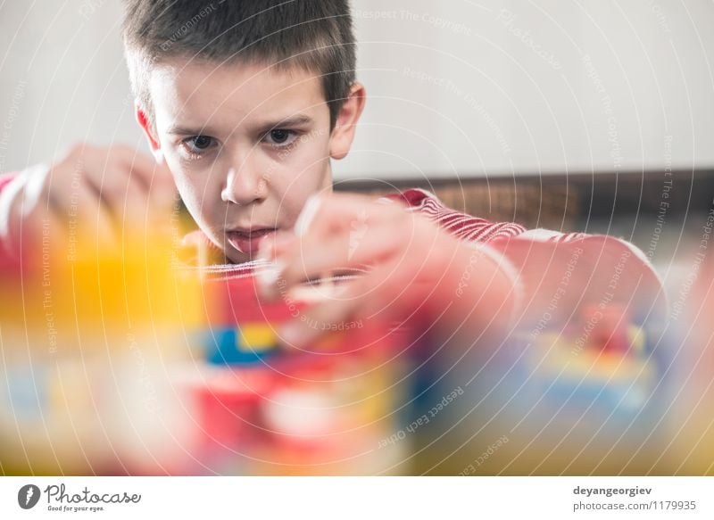 Kinderspiel mit Kinderplastik Konstrukteur Freude Glück Freizeit & Hobby Spielen Haus Tisch Kindergarten Baby Junge Kindheit Gebäude Tür Spielzeug Backstein