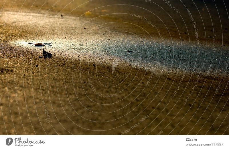 PFÜTZE Pfütze Reflexion & Spiegelung Sommer nass feucht glänzend Teer Beton beige braun einfach Strand Küste Sonne Wärme körnung Strukturen & Formen