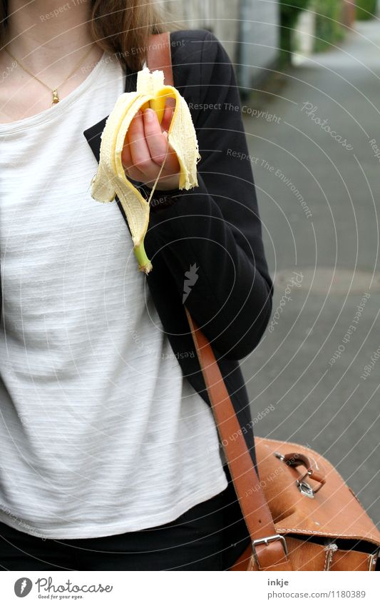 Nahaufnahme Schülerin mit Banane Frucht Ernährung Essen Bioprodukte Vegetarische Ernährung Fingerfood Snack Lifestyle Gesunde Ernährung Schule Schulkind Vesper