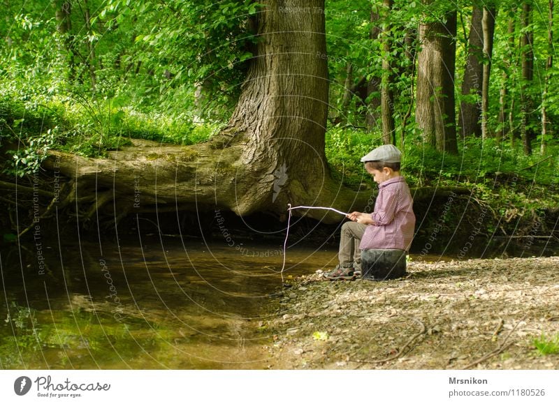 Angelnd Mensch Kind Kleinkind Junge 1 1-3 Jahre 3-8 Jahre Kindheit Natur Frühling Baum Wald Flussufer Spielen Freude Glück Angelrute Mütze Bachufer Topf früher