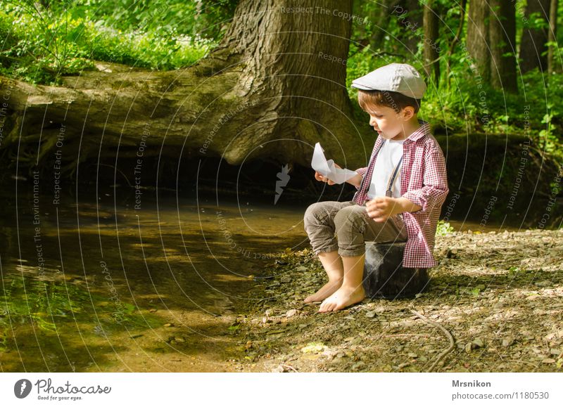 Papierschiffchen Kind Kleinkind Junge Kindheit 1 Mensch 1-3 Jahre 3-8 Jahre Natur Frühling Schönes Wetter Baum Wald Flussufer Freizeit & Hobby Schiebermütze Hut