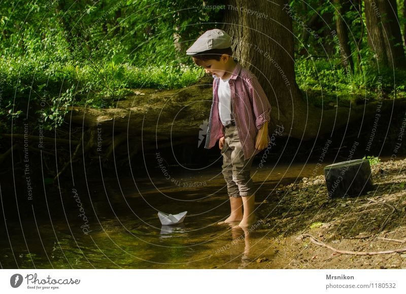 waldbach Mensch Kleinkind Junge Kindheit 1 1-3 Jahre 3-8 Jahre Natur Wasser Frühling Schönes Wetter Gras Sträucher Farn Wildpflanze Wald Hosenträger Hut Mütze