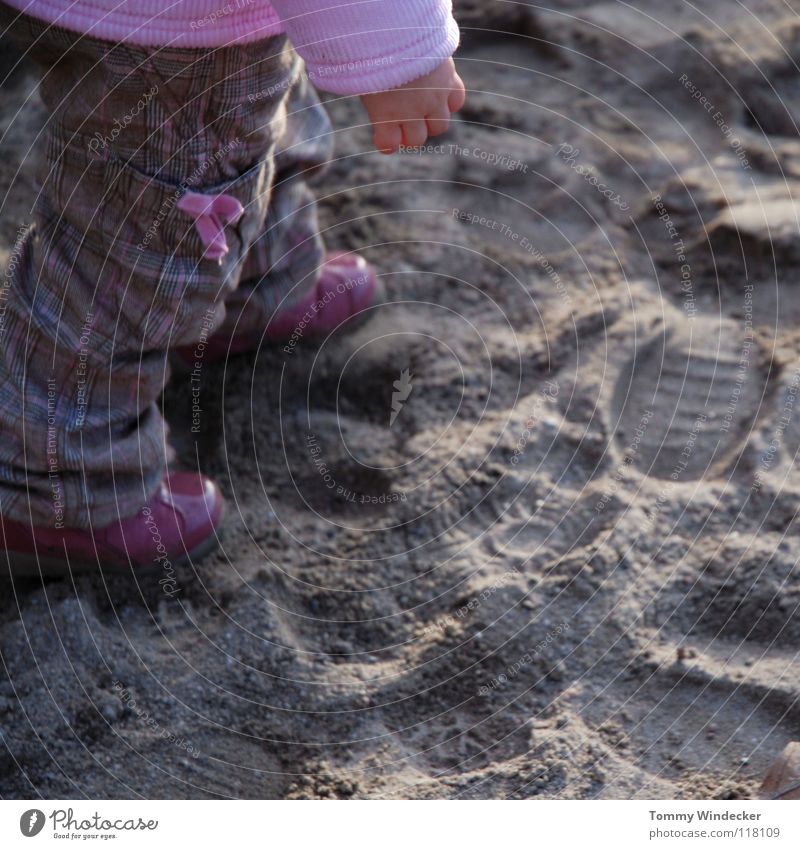 Sandkasten Catwalk Kleinkind Kind Mädchen Fußspur rosa violett Schleife schön Puppe niedlich mehrfarbig süß Lackschuhe gehen Hand Sonnenlicht kindlich Strand