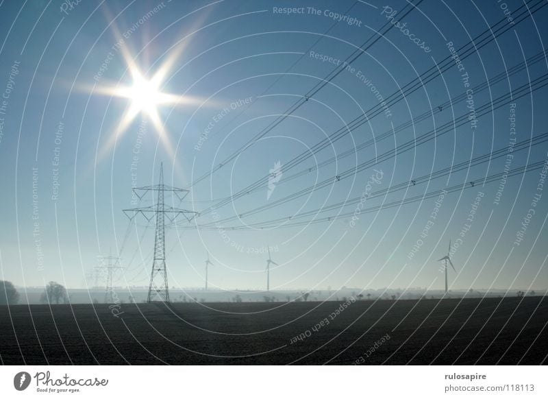 Autobahn I Elektrizität elektrisch Strommast Metall Gitter grau Bauwerk gefährlich gelb weiß Winter stechend grell Feld braun Landwirtschaft regenerativ