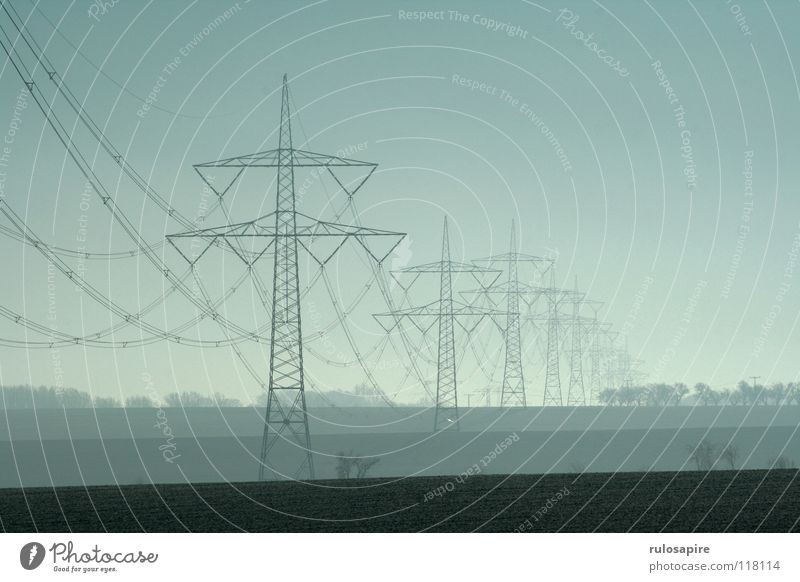 Autobahn II Elektrizität elektrisch Strommast Metall Gitter grau Bauwerk gefährlich gelb weiß Winter stechend grell Feld braun Landwirtschaft regenerativ