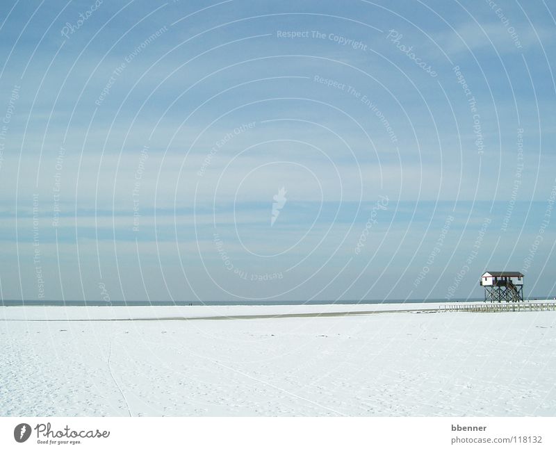 StPeter Ording Strand Meer Haus weiß zyan Wolken Einsamkeit ruhig Ferne Aussicht Horizont Winter St Peter Ording Schnee Himmel blau Pfosten