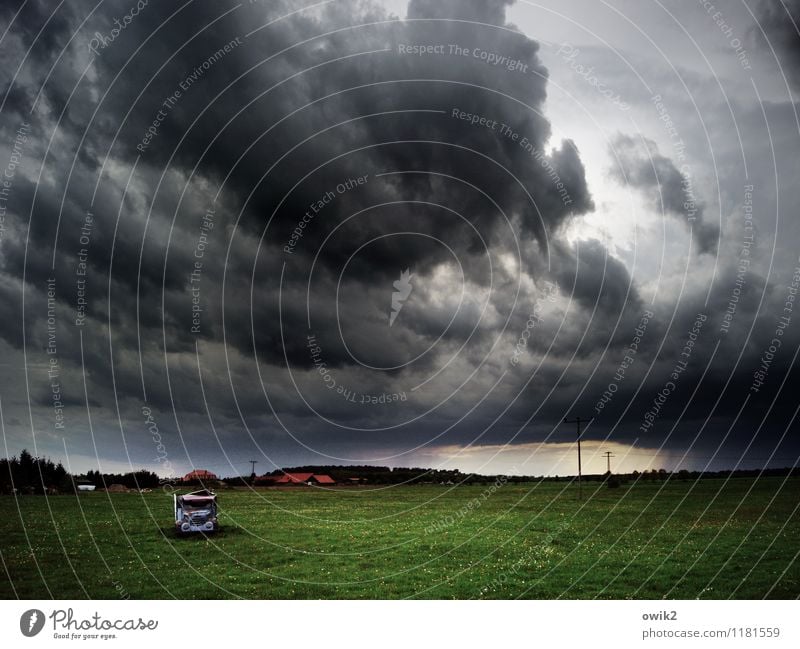 Werbeträger Strommast Umwelt Natur Landschaft Gewitterwolken Horizont Klima schlechtes Wetter Wind Sturm Wiese Haus Fahrzeug Lastwagen alt bedrohlich dunkel