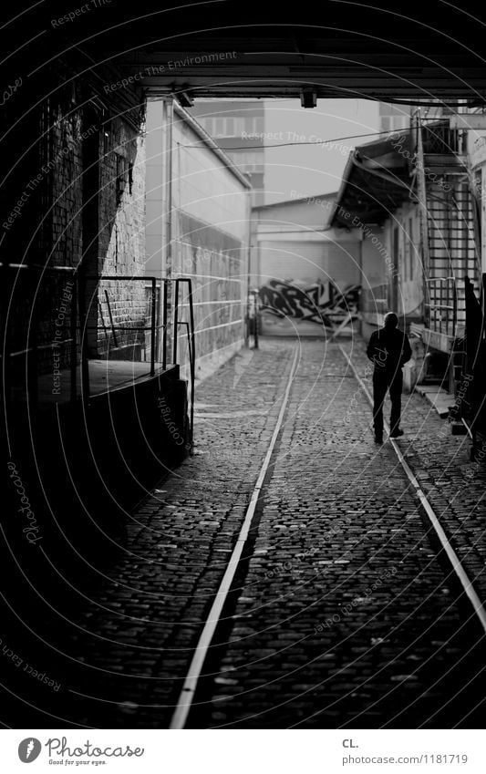 paar häuser weiter Mensch Erwachsene Leben 1 Haus Gebäude Mauer Wand Verkehr Verkehrswege Wege & Pfade Schienenverkehr Kopfsteinpflaster Hinterhof Einfahrt