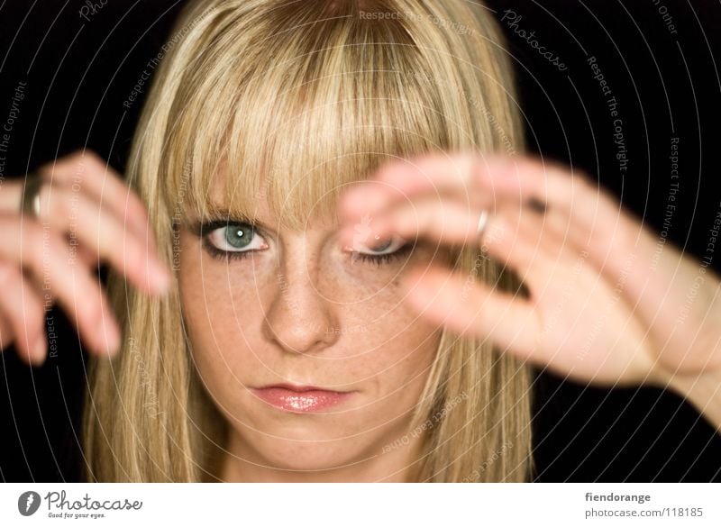 huch blond Hand Aussicht Laune Schminke Kinn Zukunft schwarz Frau Auge Kreis Mund Nase Pony Blick Perspektive Ferne Haare & Frisuren Schutz