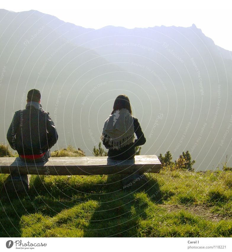 Ausschau halten Gipfel 2 Zusammensein kaputt Lücke Hügel Schweiz Gras kalt genießen Holzbank wandern Blick stumm Denken Schüchternheit Romantik Ehe beleidigt