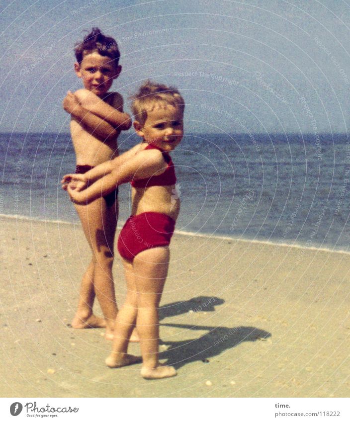 Entscheidungsfreude bei 13° Wassertemperatur Ferien & Urlaub & Reisen Sommer Sommerurlaub Sonnenbad Strand Meer Mädchen Junge Bruder Schwester 2 Mensch Sand