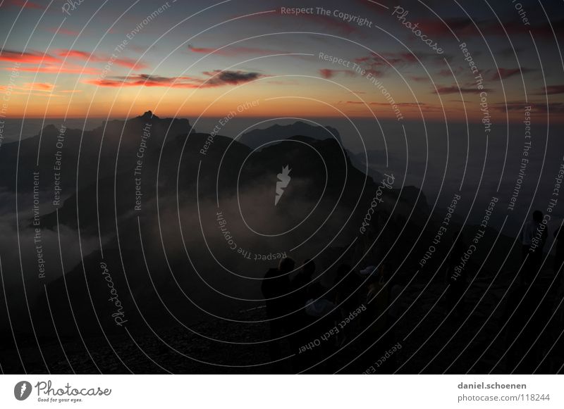 letztes Licht Sonnenuntergang Cirrus Klimawandel Schweiz Berner Oberland wandern Bergsteigen Freizeit & Hobby Ausdauer Wolken Hochgebirge Sauberkeit Luft rot