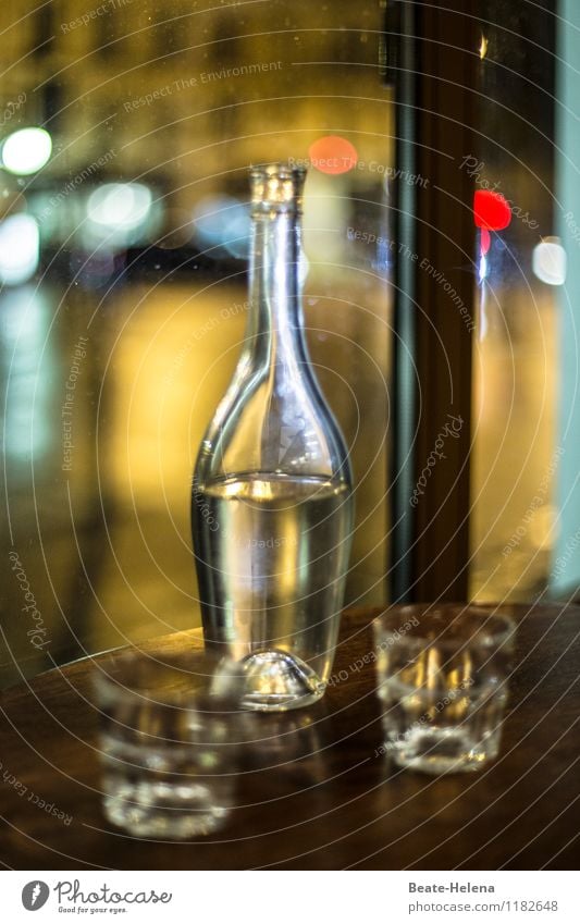 Auf ein Glas oder zwei Getränk Trinkwasser Flasche Nachtleben Stadtzentrum Fassade Fenster Autofahren Straße Fahrzeug Dekoration & Verzierung sprechen trinken