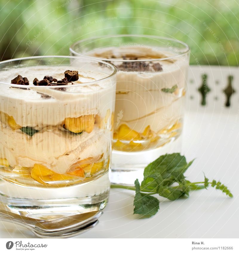 SommerTiramisu Dessert Ernährung Glas Löffel Schönes Wetter lecker süß Lebensfreude genießen fruchtig Tablett Außenaufnahme Minze Mango Frucht Farbfoto