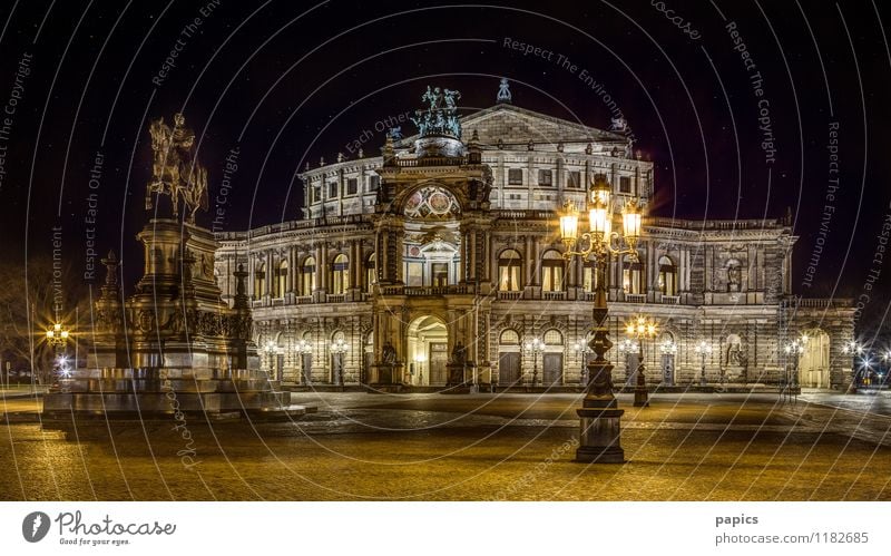 Dresden - Semperoper bei sternenklarer Nacht Winter Hauptstadt Stadtzentrum Altstadt Gebäude Sehenswürdigkeit Wahrzeichen historisch Reichtum schön Tourismus