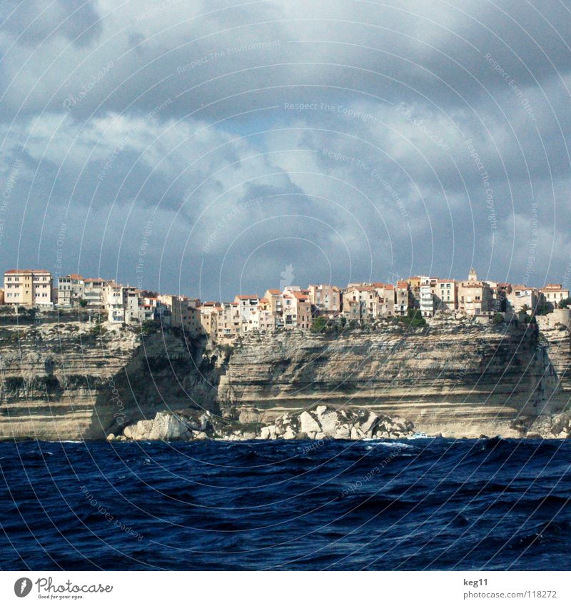 Mein Reihenhaus. Korsika Ferien & Urlaub & Reisen Segeln Wasserfahrzeug Wolken Meer Aussicht Fenster weiß beige Bonifacio Strand Erholung Wellen Sturm Sportboot