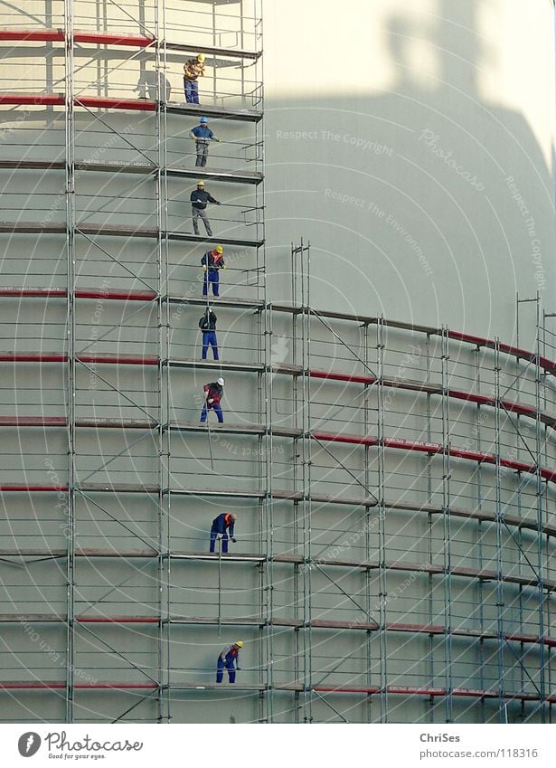 Men at work : Münster alter Kohlebunker_02 Arbeit & Erwerbstätigkeit Arbeiter Renovieren Zerreißen einrichten Handwerk Eisenstangen Holz streichen Reinigen