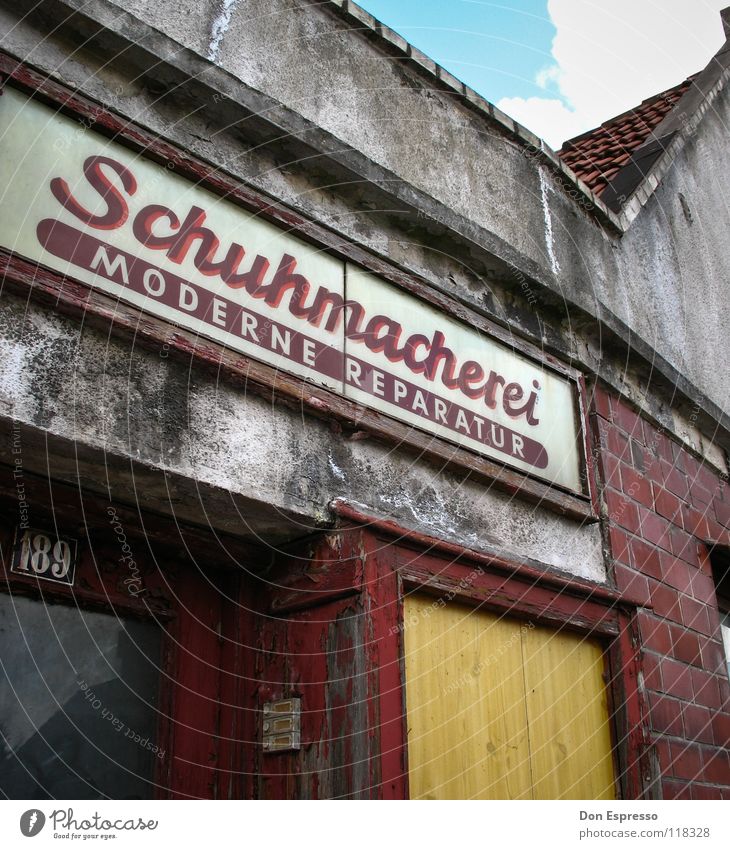 Der moderne Schumi Schuster Schuhe Schilder & Markierungen verfallen Handwerk Arbeit & Erwerbstätigkeit Buchstaben Haus Fassade Mauer Werbung Schumacher