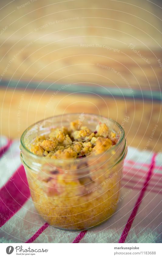 rhabarber-streussel muffin im glas Lebensmittel Kuchen Dessert Süßwaren Rhabarber Muffin Streusel Ernährung Essen Kaffeetrinken Picknick Bioprodukte