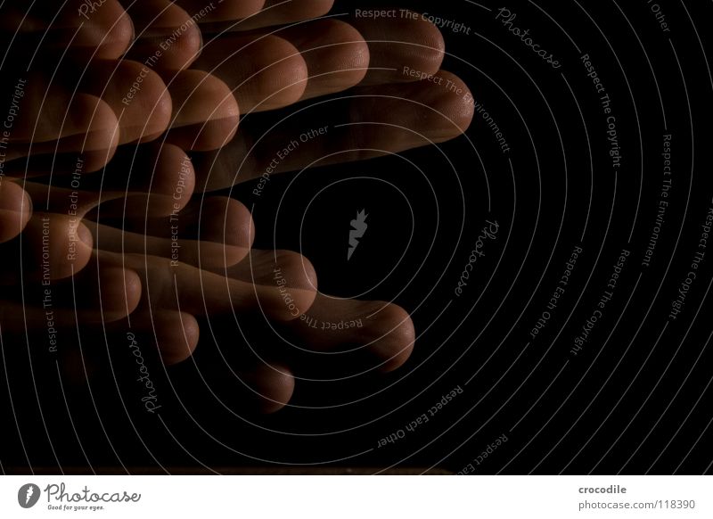 zauberei 1 Hand Finger durchsichtig dunkel Nacht einzigartig Frieden Makroaufnahme Nahaufnahme Bewegung abstrakt gruslig stroboskop blitz deunkelheit