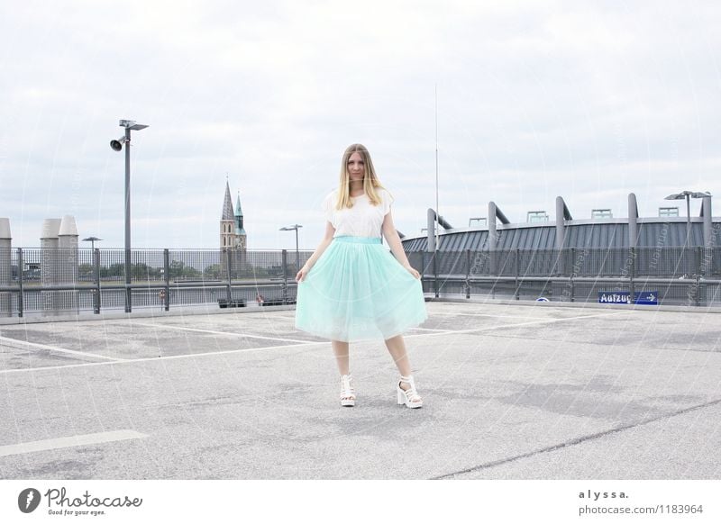 Feels like Carrie. Mensch feminin Junge Frau Jugendliche Erwachsene Körper 1 18-30 Jahre Mode Bekleidung T-Shirt Rock Haare & Frisuren blond Beton Farbfoto