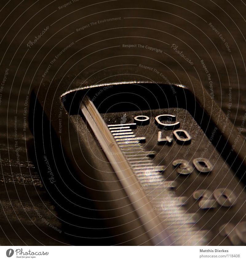 Thermometer Grad Celsius Messinstrument Messanzeige Mechanik Elektrisches Gerät elektronisch 10 20 30 40 Tiefenschärfe Unschärfe Skala selektiv Hintergrundbild