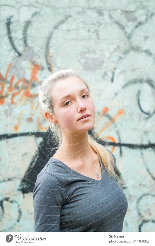 382 Lifestyle schön feminin Junge Frau Jugendliche 1 Mensch 18-30 Jahre Erwachsene Jugendkultur Subkultur Graffiti Mauer Wand Fassade Hemd blond langhaarig