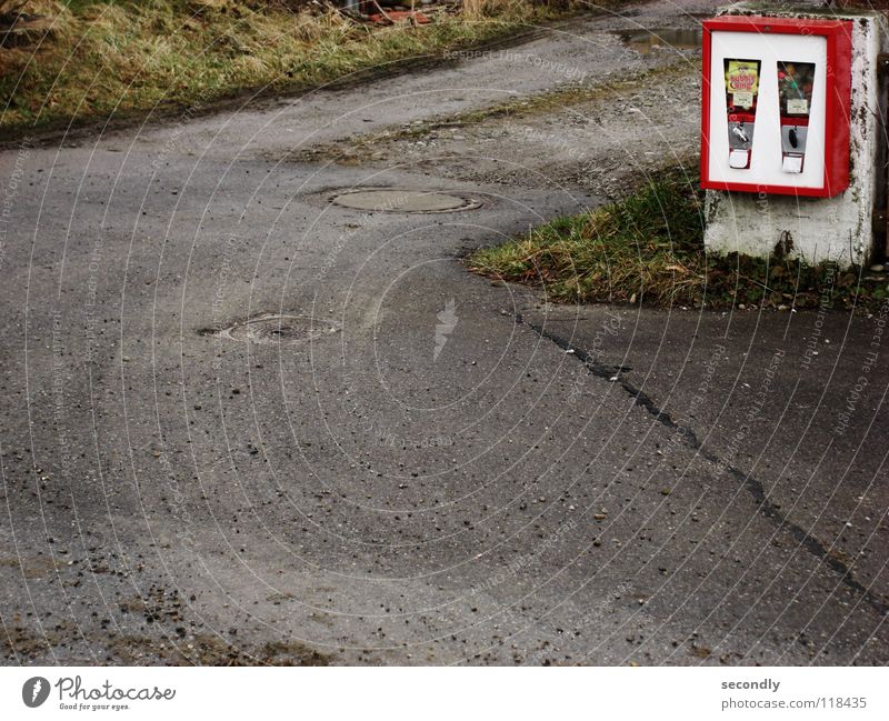 nostalgie... Automat rot grau grün Strukturen & Formen Gully Kaugummi Spielzeug Gras Vergänglichkeit obskur Verkehr Straße Ecke