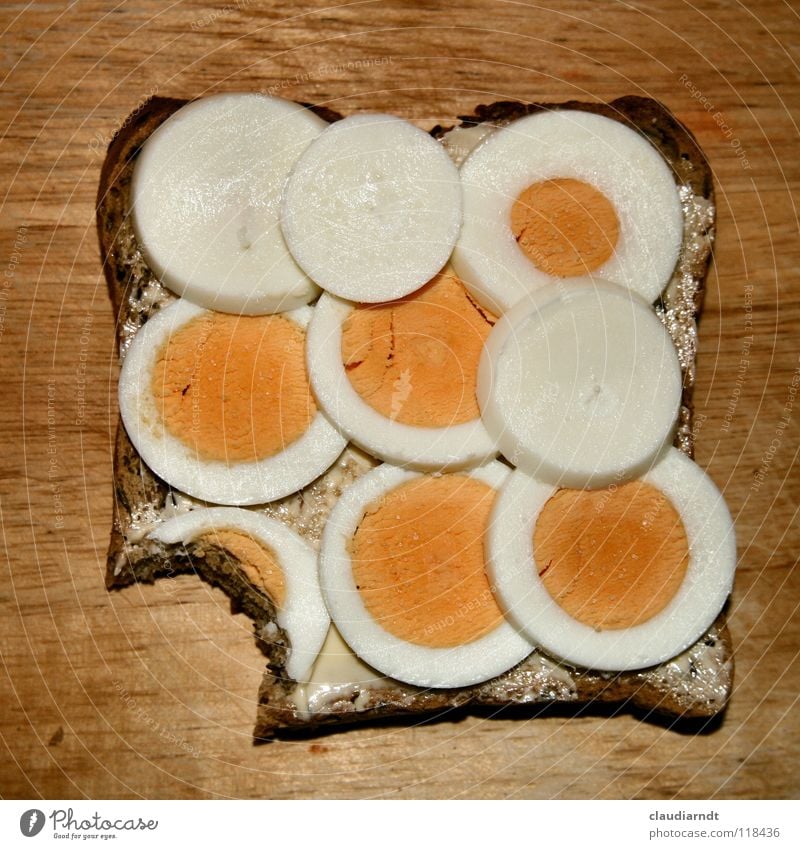 Ein Happen Belegtes Brot Abendessen Frühstück Schneidebrett Eigelb Mahlzeit Ernährung Lebensmittel Kreis Geometrie Teile u. Stücke Versuch satt Butter