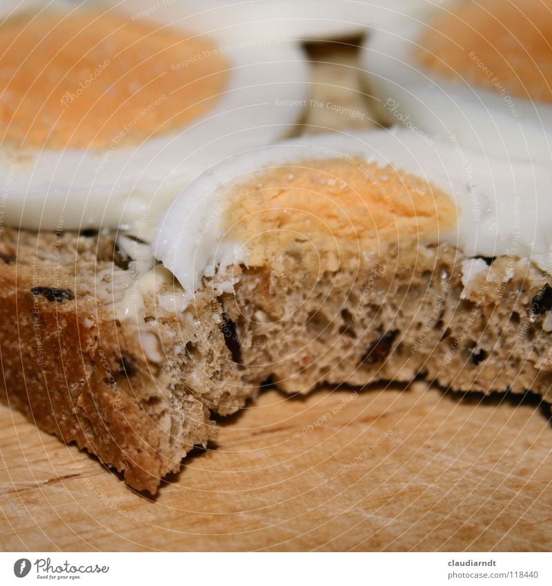 Eierstulle Belegtes Brot Abendessen Frühstück Schneidebrett Eigelb Mahlzeit Ernährung Lebensmittel Teile u. Stücke Versuch satt Butter Haarschnitt gelbweiß