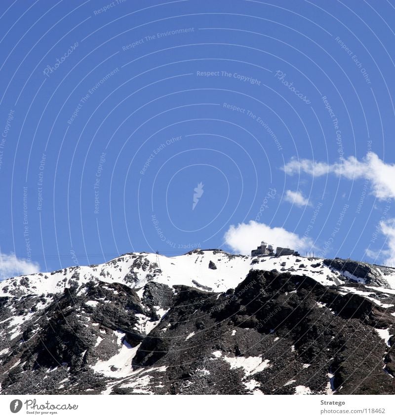 über den Bergen weiß Wolken Gornergrat Felsen steinig steil Seilbahn Zahnradbahn Endstation Bergstation Haus Gebäude Observatorium Zermatt Bergkamm Gipfel