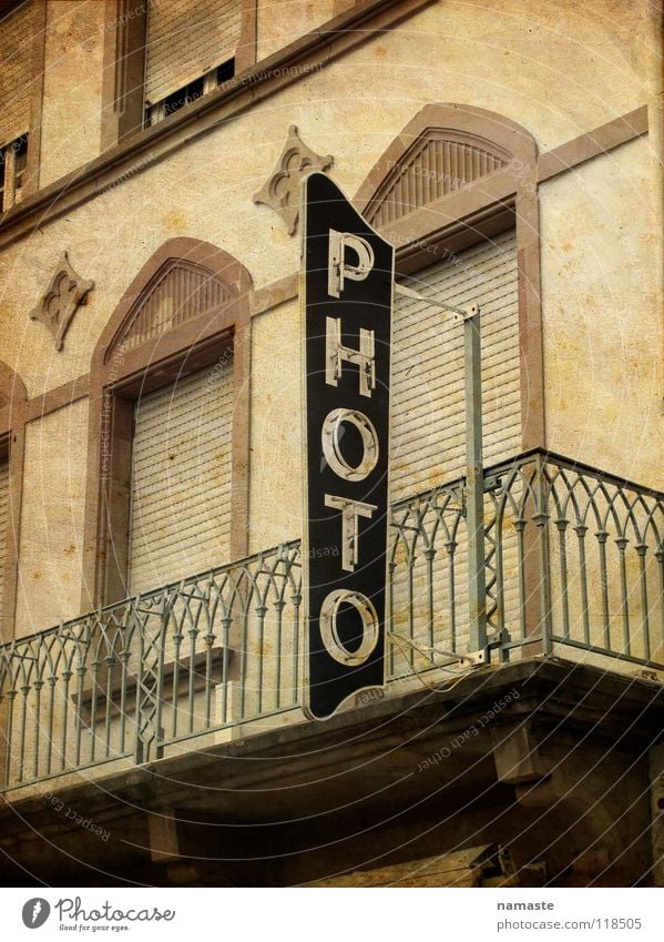 frankreisch Fotografie Frankreich Vogesen Leuchtreklame braun Balkon Fotogeschäft Detailaufnahme alt Sepia fotoladen Architektur