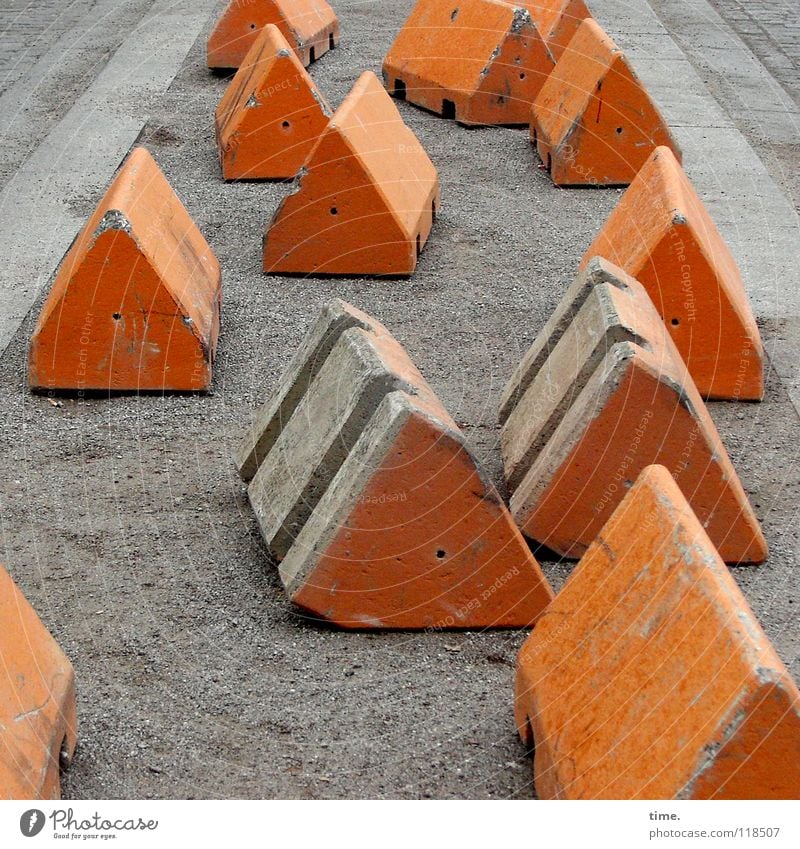 Reihenhaussiedlung (organic style) Baustelle Sand Platz Verkehr Verkehrswege Straße Poller Beton Kommunizieren grau orange Risiko Schutz Dienstleistungsgewerbe