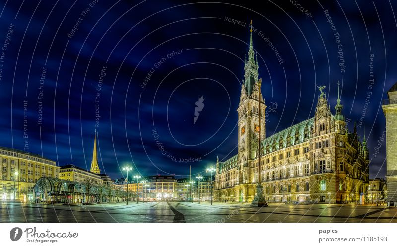 Rathaus und Rathausplatz in einer menschenleeren Sommernacht Hauptstadt Hafenstadt Stadtzentrum Altstadt Menschenleer Platz Marktplatz Bauwerk Gebäude Fassade