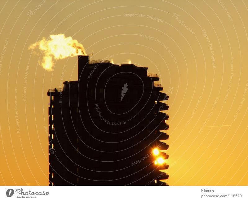 Es werde Licht Haus Gebäude groß Hochhaus Gegenlicht Morgen Winter kalt Schatten Aussicht Horizont 300 Himmel Sonne Häusliches Leben big Schönes Wetter Rauch