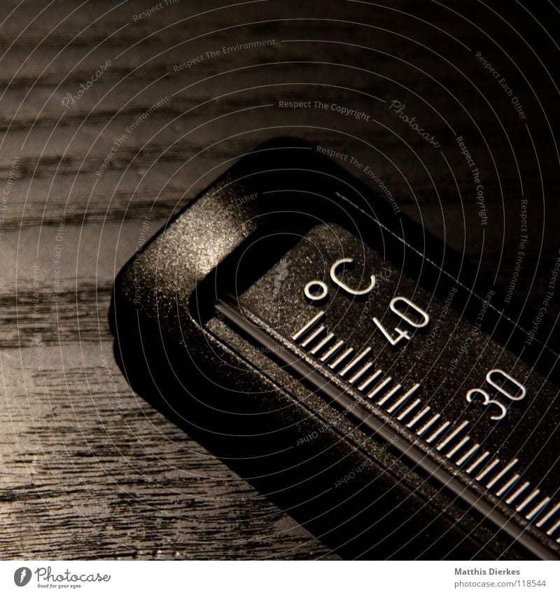 Thermometer II Grad Celsius Messinstrument Messanzeige Mechanik Elektrisches Gerät elektronisch 10 20 30 40 Tiefenschärfe Skala selektiv Hintergrundbild