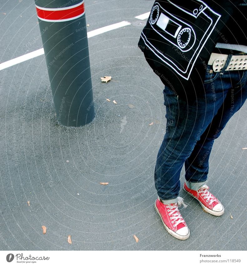 Tonträger. Asphalt Chucks Säule Blatt Gürtel Musikkassette Tasche Verkehr Turnschuh Generation Herbst Leipzig graphisch Verkehrswege Straße Jeanshose Beine