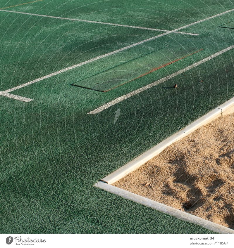 Zweiter Versuch Sport anstrengen Sportveranstaltung Vorbereitung Erfolg Enttäuschung Linie Sand weiß Stein springen Ecke grün Leichtathletik Verkehrswege