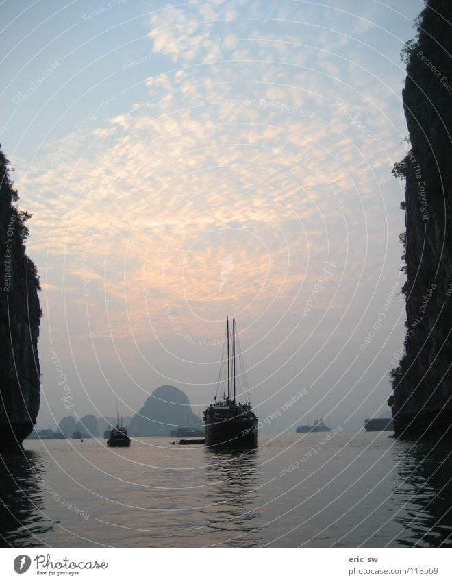 mittendurch gen Himmel Asien Vietnam Wasserfahrzeug Meer Wolken Erholung Ferien & Urlaub & Reisen Sauberkeit Unendlichkeit eng fahren Außenaufnahme Fernweh