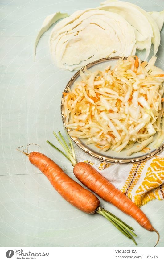 Vegetarisch - Weißkohl Möhren Krautsalat Lebensmittel Gemüse Salat Salatbeilage Ernährung Mittagessen Bioprodukte Vegetarische Ernährung Diät Teller Stil Design