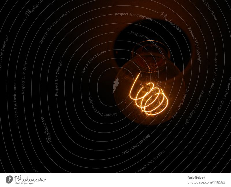 Glow in the dark Lampe Energiewirtschaft Energiekrise Glas Metall leuchten dunkel heiß hell trist braun Idee Kreativität sparsam Draht Kurzzeitbelichtung