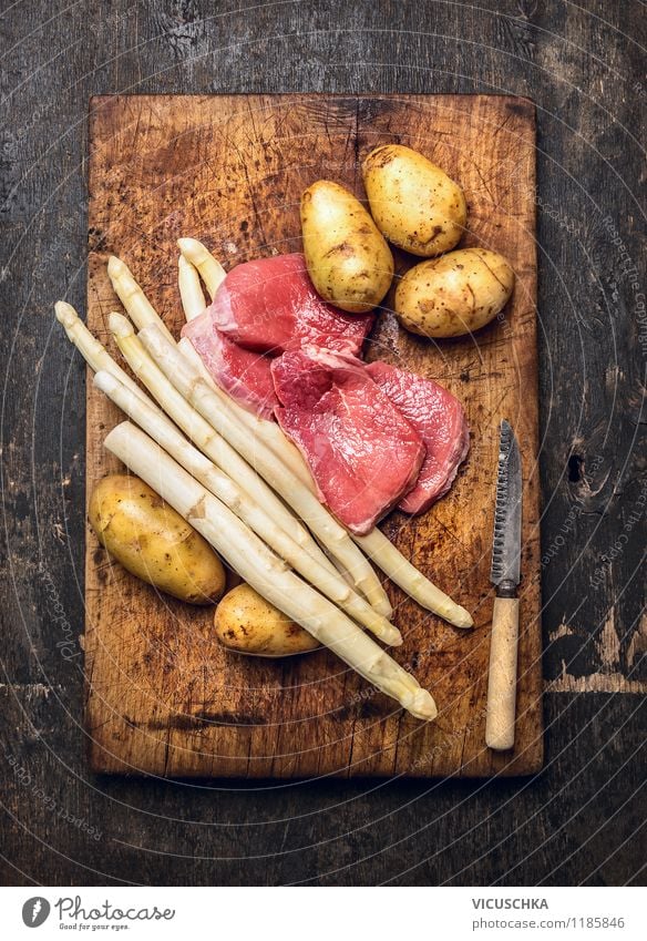 Spargel, Schnitzel, Kartoffeln - klassisch kochen. Lebensmittel Fleisch Gemüse Ernährung Mittagessen Abendessen Festessen Bioprodukte Diät Messer Lifestyle Stil