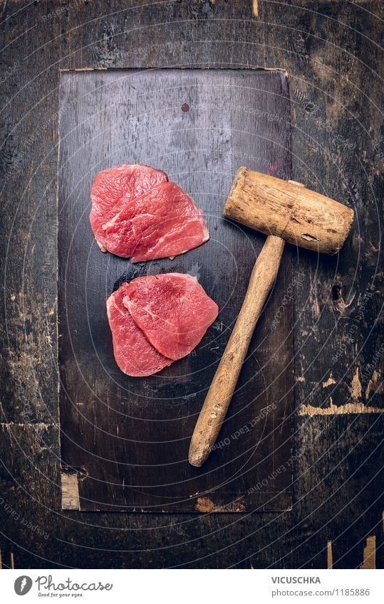 Kalbsschnitzel roh und alter Fleischklopfer Lebensmittel Ernährung Abendessen Bioprodukte Diät Stil Design Gesunde Ernährung Tisch Küche Schnitzel Kalbfleisch