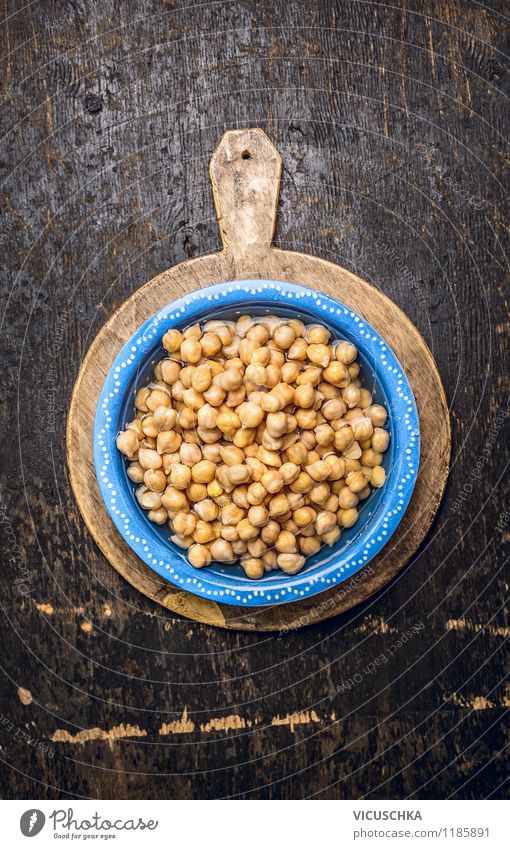 Kichererbsen in blauer Schüssel mit Wasser Lebensmittel Gemüse Getreide Ernährung Mittagessen Abendessen Bioprodukte Vegetarische Ernährung Diät