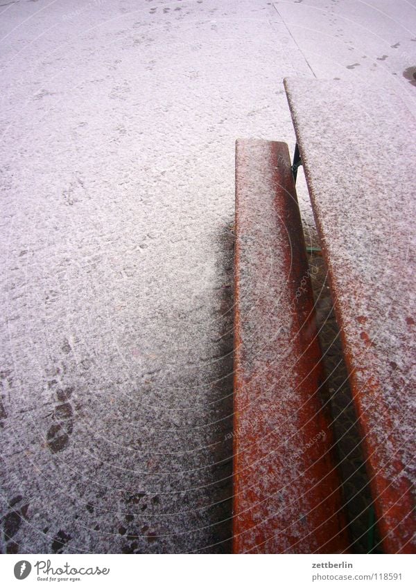 Schnee Schneedecke Winter Tisch Biergarten leer Menschenleer Spuren Möbel Verkehrswege geschlossene schneedecke Eis Raureif Bank fährtem schritte laufen